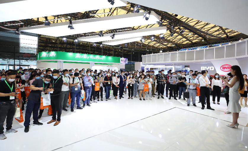 上海服裝展覽搭建公司分析 什么樣的職業(yè)裝才能吸引更多得觀眾！